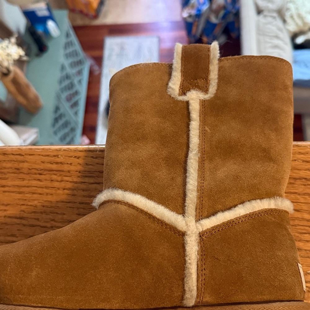 UGG Classic Short Spill Seam Boot.

NWOT? Brown Winter Boots with Cream Trim